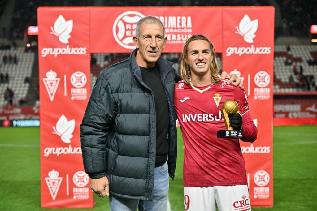 Pedro Benito recibe el MVP del mes de noviembre en la previa del RealMurcia-CEEuropa