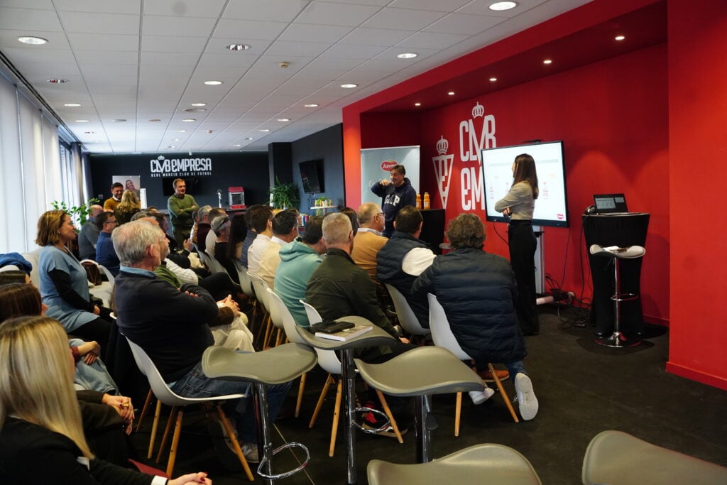 Juver celebra una reunión comercial en la zona Club Empresa del Estadio Enrique Roca de Murcia