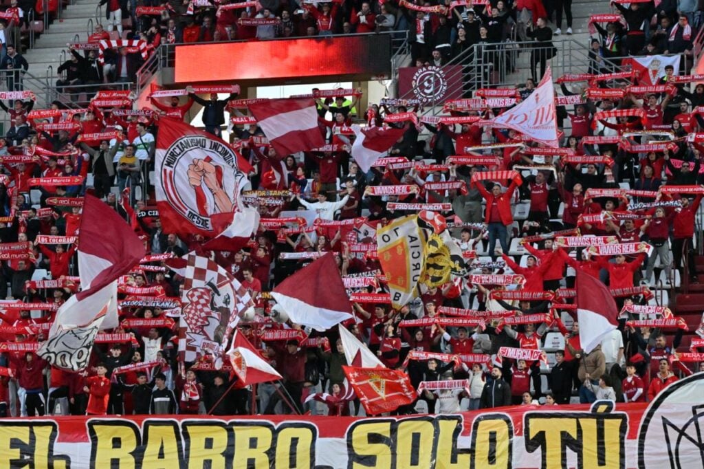 El Enrique Roca se vuelca con el Real Murcia en la mejor entrada liguera del curso con 24.053 espectadores