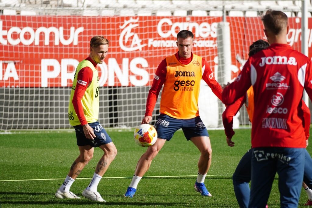Sesión de entrenamiento del primer equipo en el estadio pensando ya en el Real Murcia – Algeciras