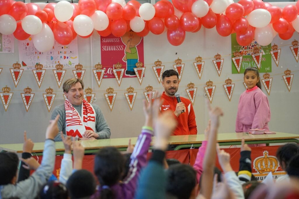 Álvaro Bustos hace vibrar al CEIP Joaquín Carrión Valverde de San Javier en Real Murcia al Cole
