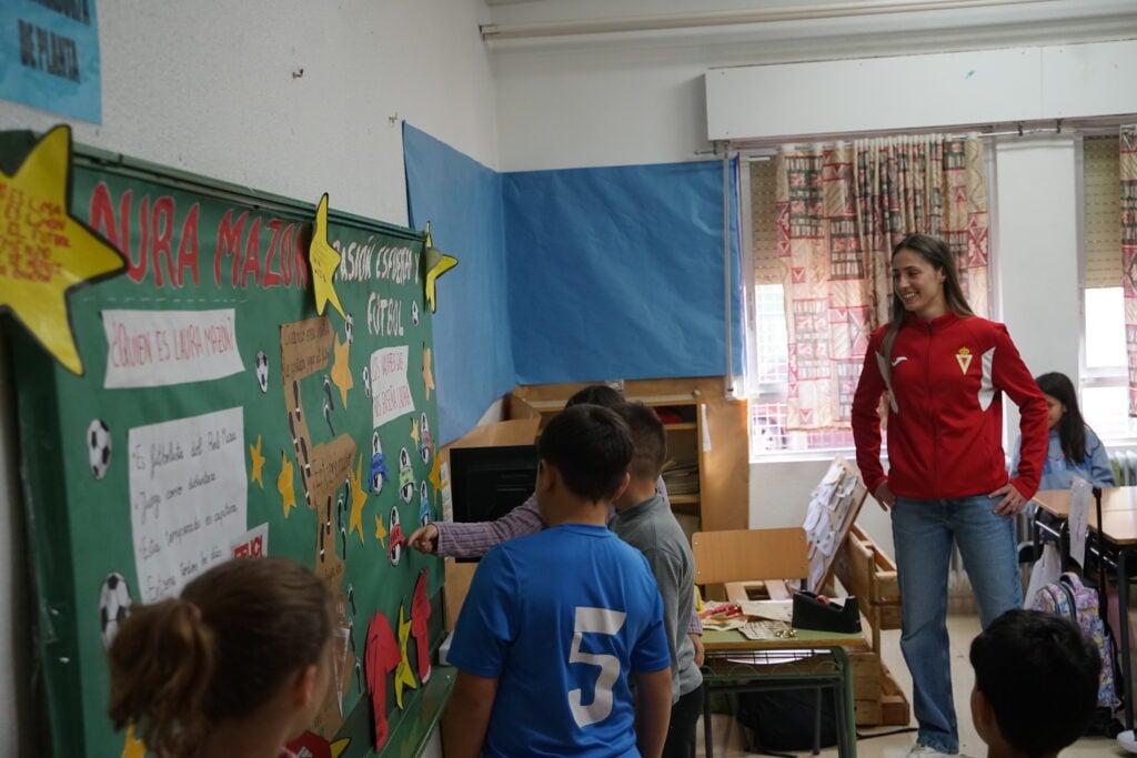Laura Mazón regresa a su colegio, el CEIP San Antón de Fortuna, en una nueva edición de Real Murcia al Cole