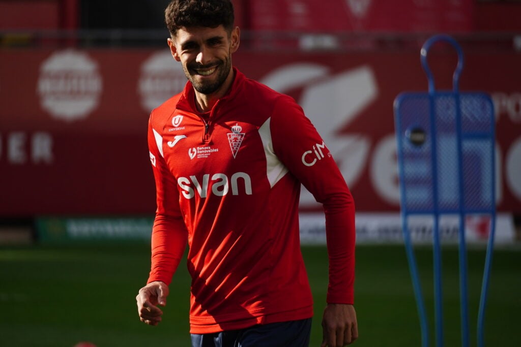 Óscar Gil completa su primer entrenamiento con el equipo