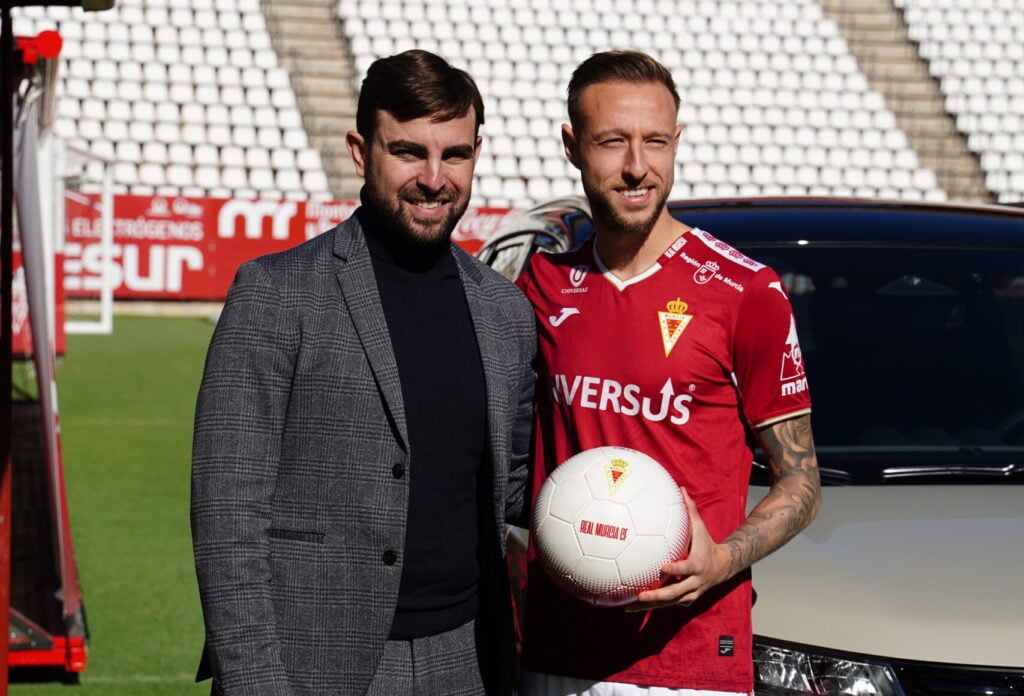 Víctor Narro, presentado como nuevo jugador del Real Murcia
