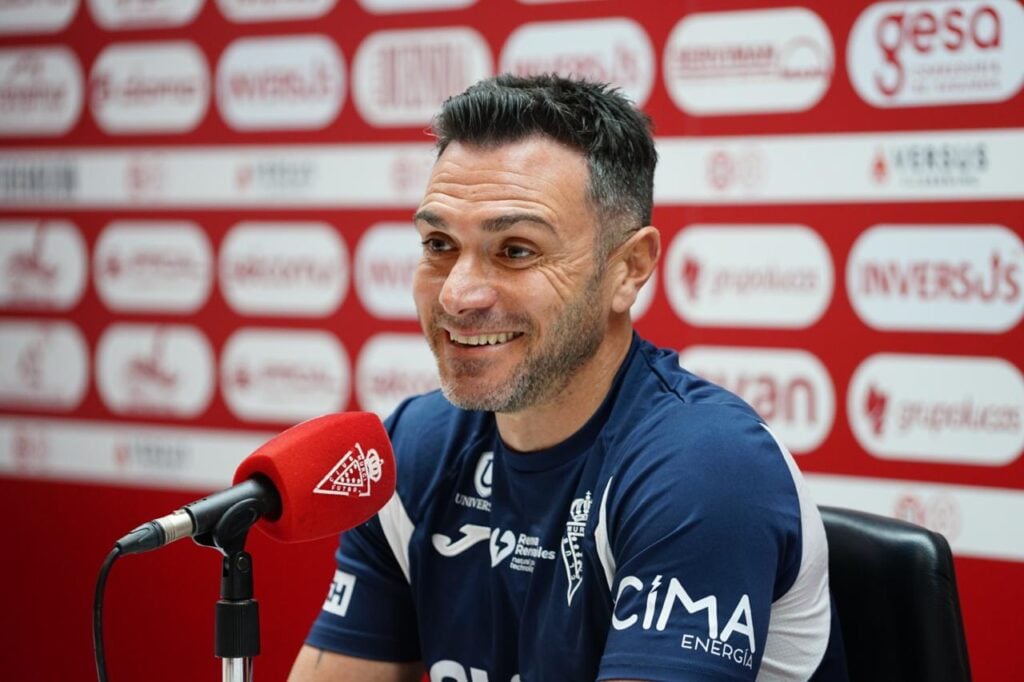 Adrián Colunga: “Vamos a Alcorcón con la mentalidad de ganar y cambiar la dinámica”