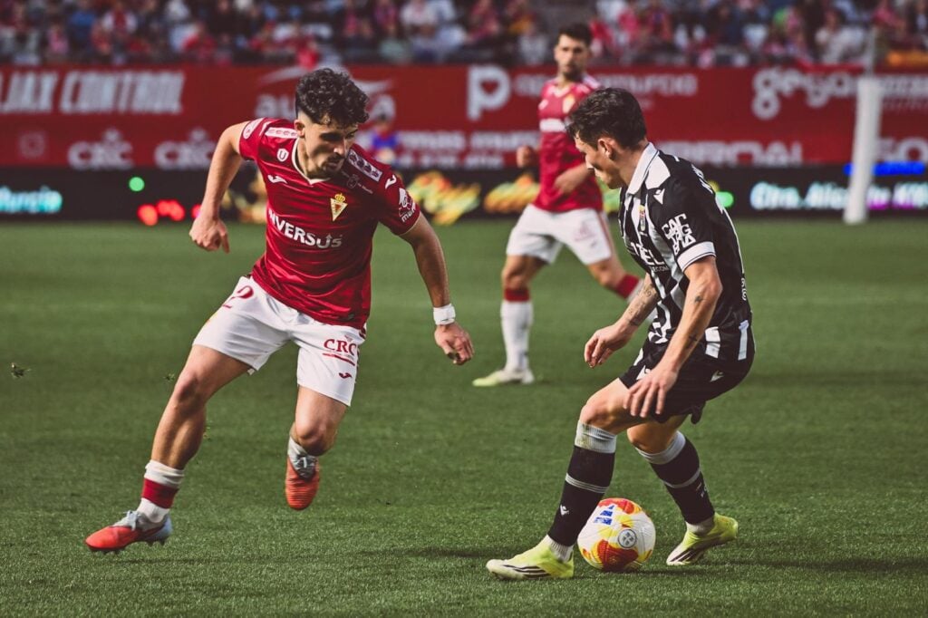 El Real Murcia cae derrotado en el derbi ante el Cartagena (1-2)