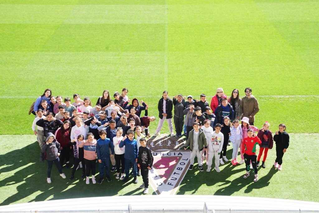 Los alumnos del Colegio San Pablo de Abarán viven una jornada inolvidable en el Estadio Enrique Roca