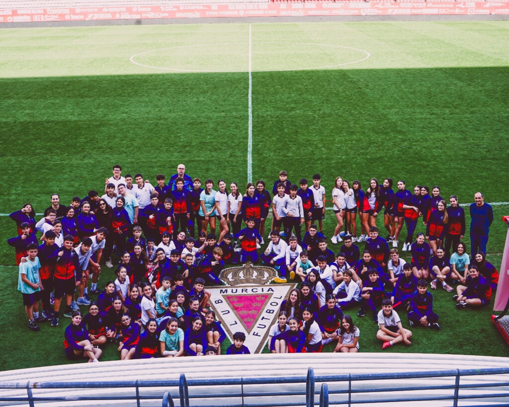 El alumnado de 1º de ESO del Colegio Diocesano Santo Domingo de Orihuela visita el estadio Enrique Roca de Murcia