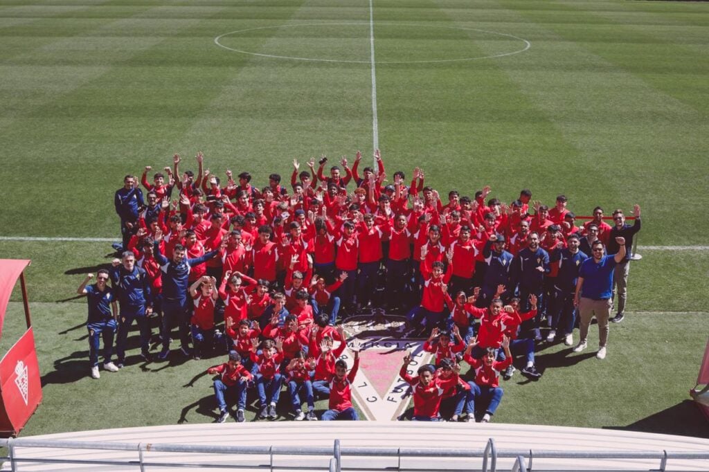 Los equipos que representarán al Real Murcia en la MIC Football Cup disfrutan de un TOUR por el estadio Enrique Roca de Murcia