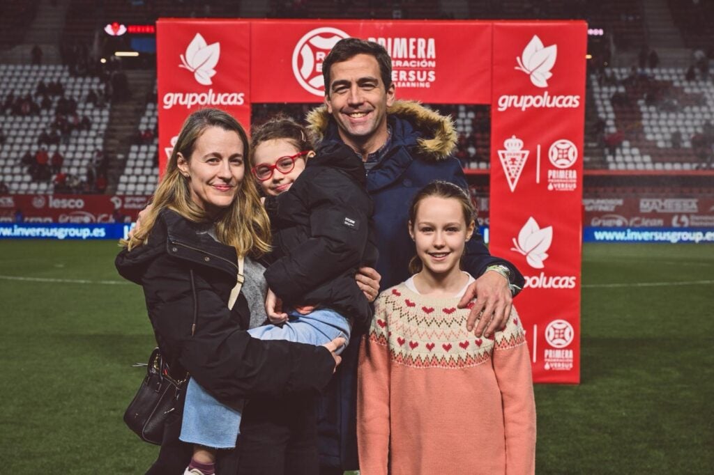 El Real Murcia se une a la Asociación «Por La Sonrisa de Elenita»