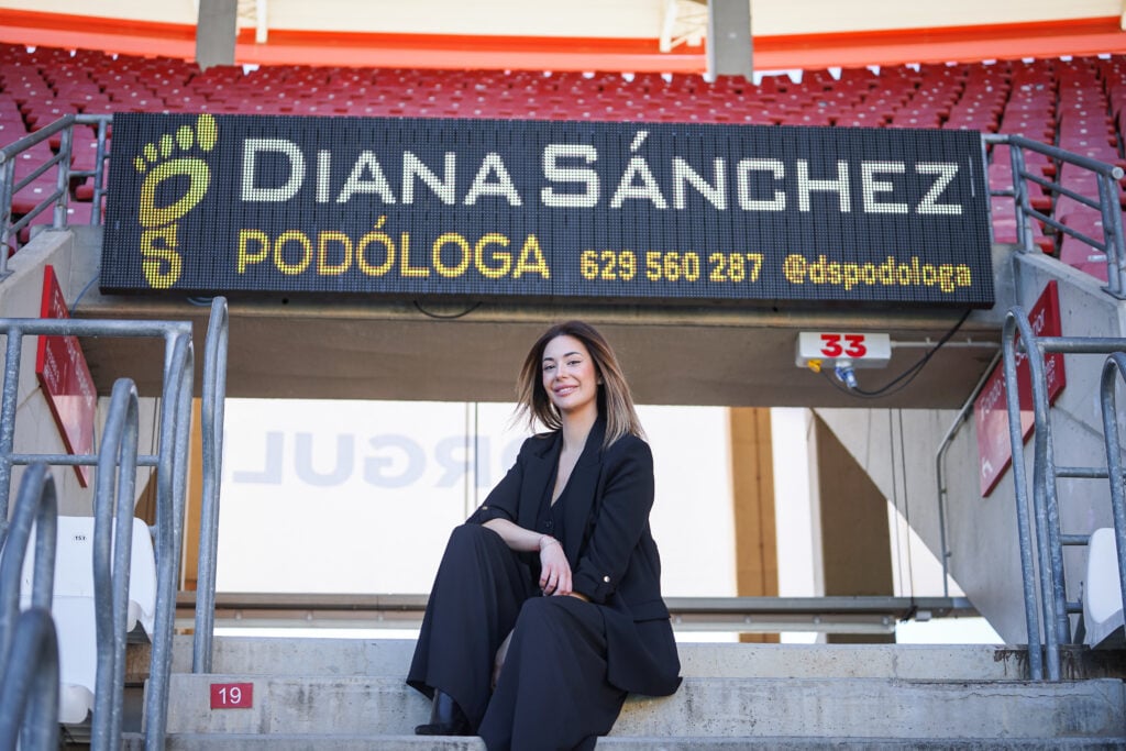 La Clínica Podológica Diana Sánchez se incorpora a los vomitorios LED del Enrique Roca