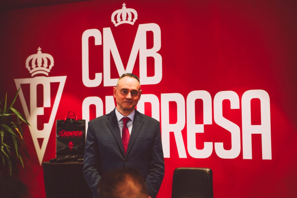 El Club Empresa del Real Murcia celebra una ponencia sobre geopolítica y estrategia empresarial junto a ENAE