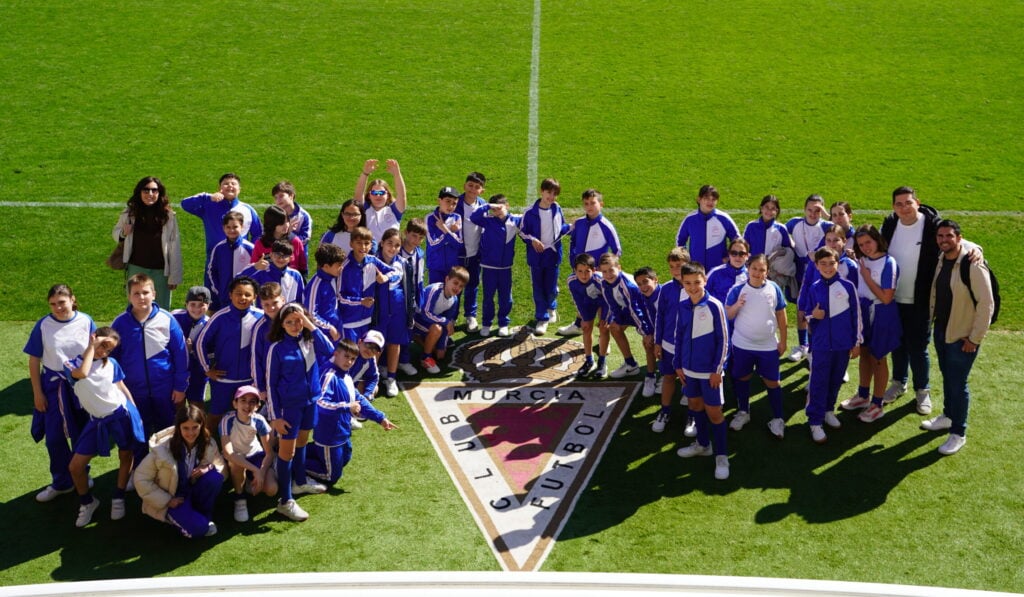 Los alumnos del Colegio Azaraque de Alhama visitan el estadio Enrique Roca de Murcia