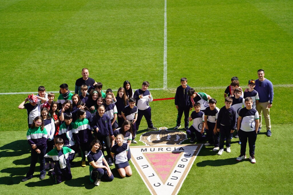 El colegio CEIP Vicente Medina visita el estadio Enrique Roca