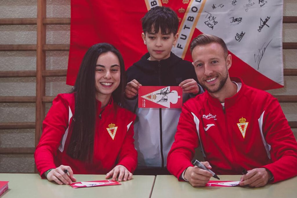 Víctor Narro y Laura Blanco visitan el ÍES Alfonso X El Sabio en una nueva visita de Real Murcia Al Cole