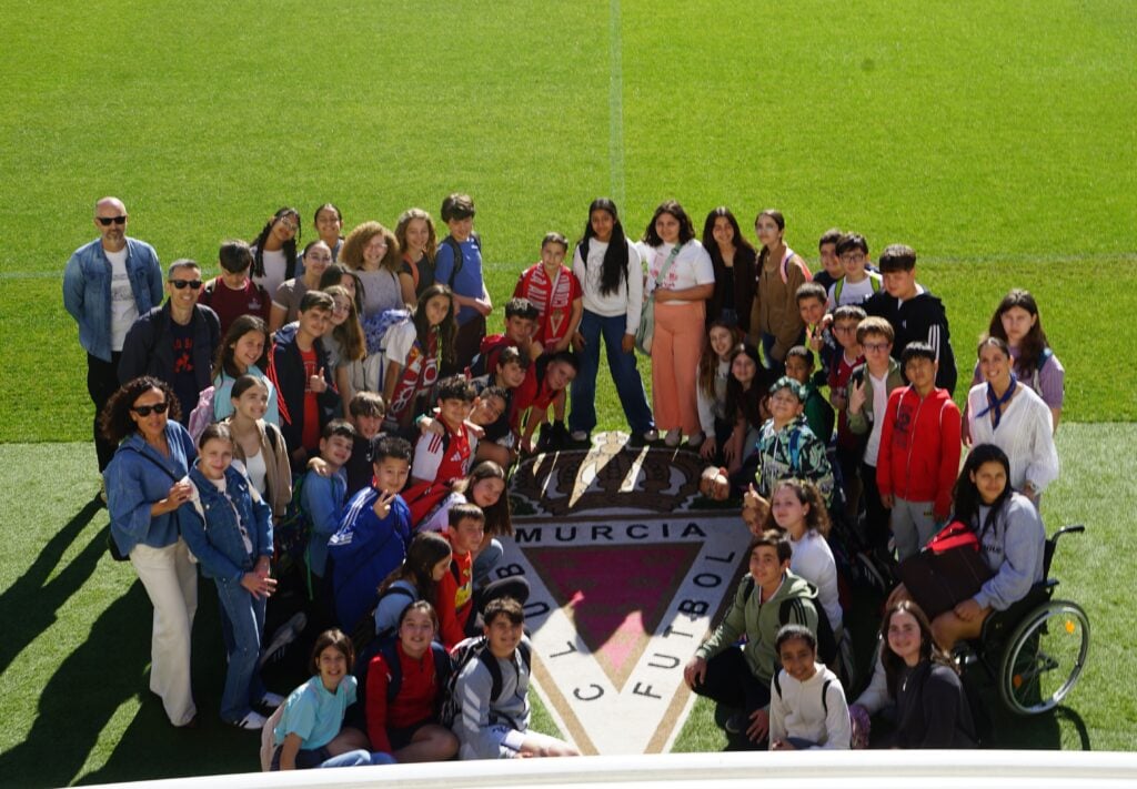 Los alumnos del CEIP Fuensanta Caravaca Hernández viven una jornada inolvidable en el Enrique Roca