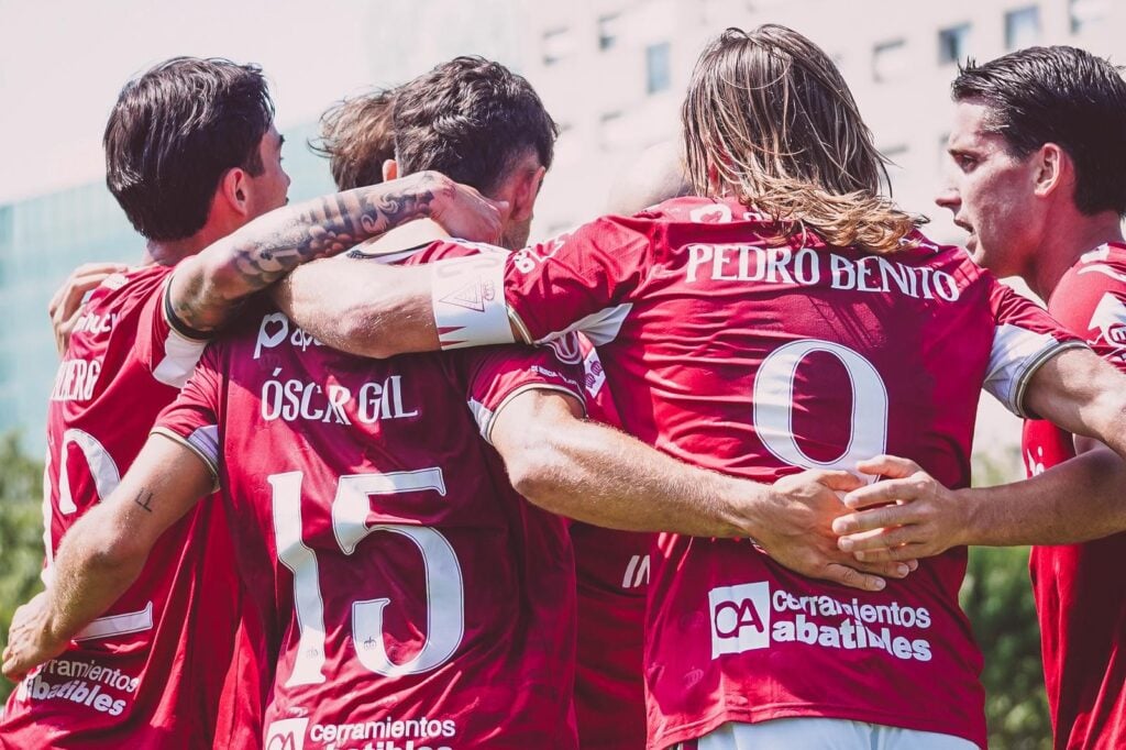 El Real Murcia logra una victoria de mérito y mucho trabajo en Can Dragó ante el Europa (0-2)