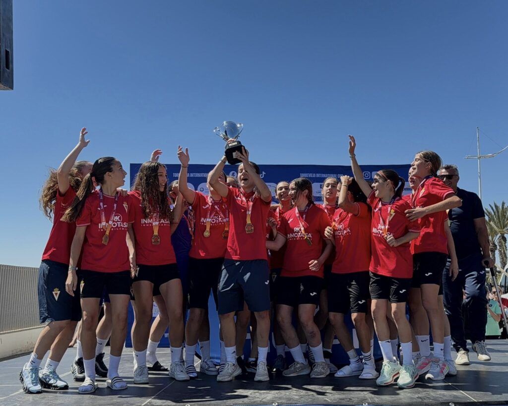 El Real Murcia Femenino B se proclama campeón de la Torrevieja International Cup tras un torneo impecable