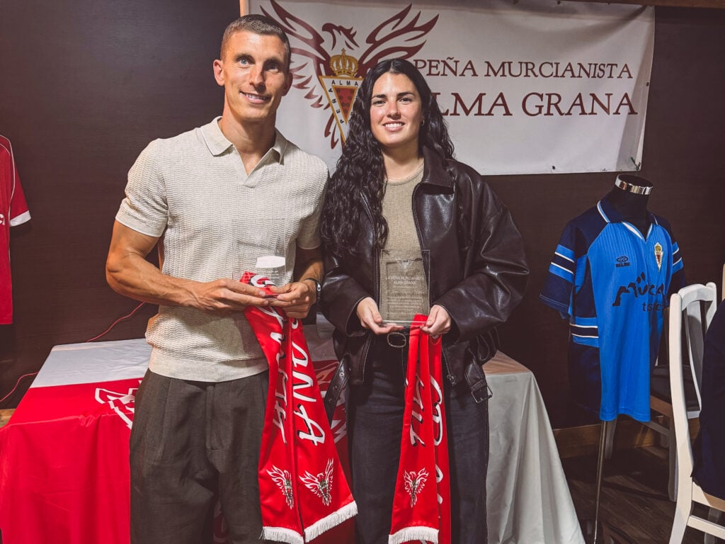 La Peña Alma Grana comparte una noche especial con jugadores del Real Murcia