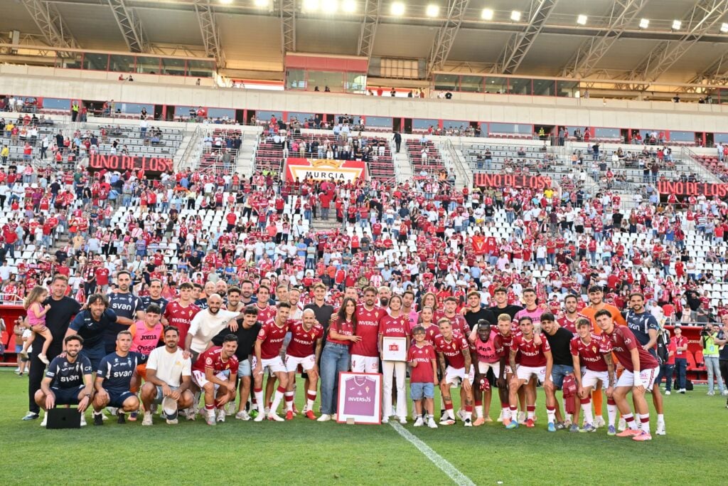 El Real Murcia despide a Pedro León, una leyenda eterna del murcianismo