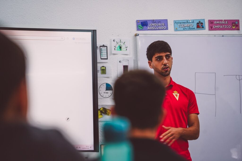 Alonso Yoldi comparte una jornada especial con el CEIP San Juan Bautista de Campos del Río dentro de “Real Murcia Al Cole”