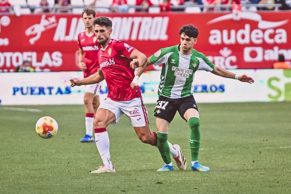 El Real Murcia no consigue puntuar en casa ante el Betis Deportivo (1-2)