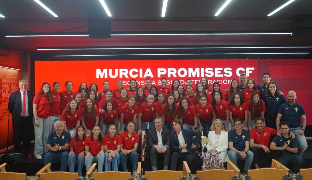 El primer equipo y el filial del Real Murcia Femenino reciben los trofeos de campeonas de Tercera RFEF y Preferente en la FFRM