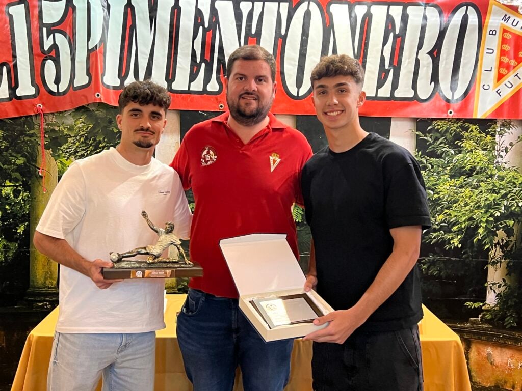 Jorge Mier y Héctor Pérez, reconocidos en el aniversario de la Peña El 15 Pimentonero