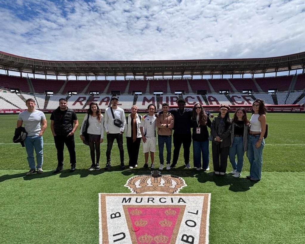 El Instituto Hispánico disfruta de una visita guiada por el estadio Enrique Roca de Murcia