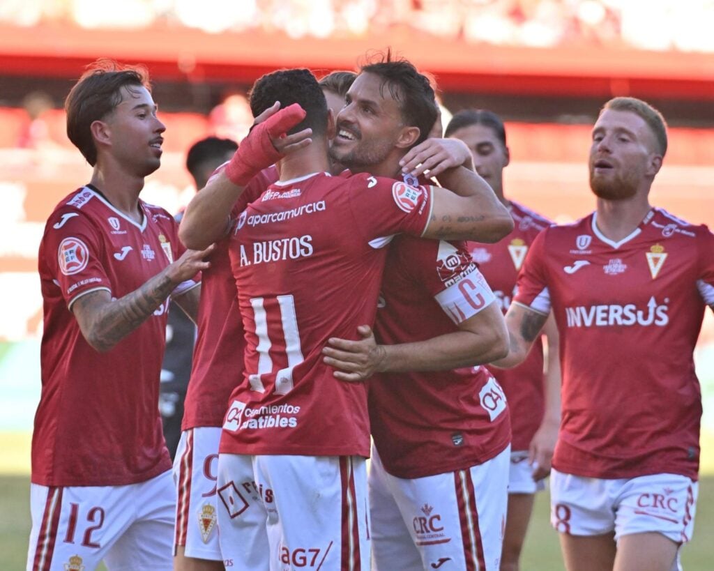 El Real Murcia despide a Pedro León con una victoria contundente ante el Eldense (3-0)