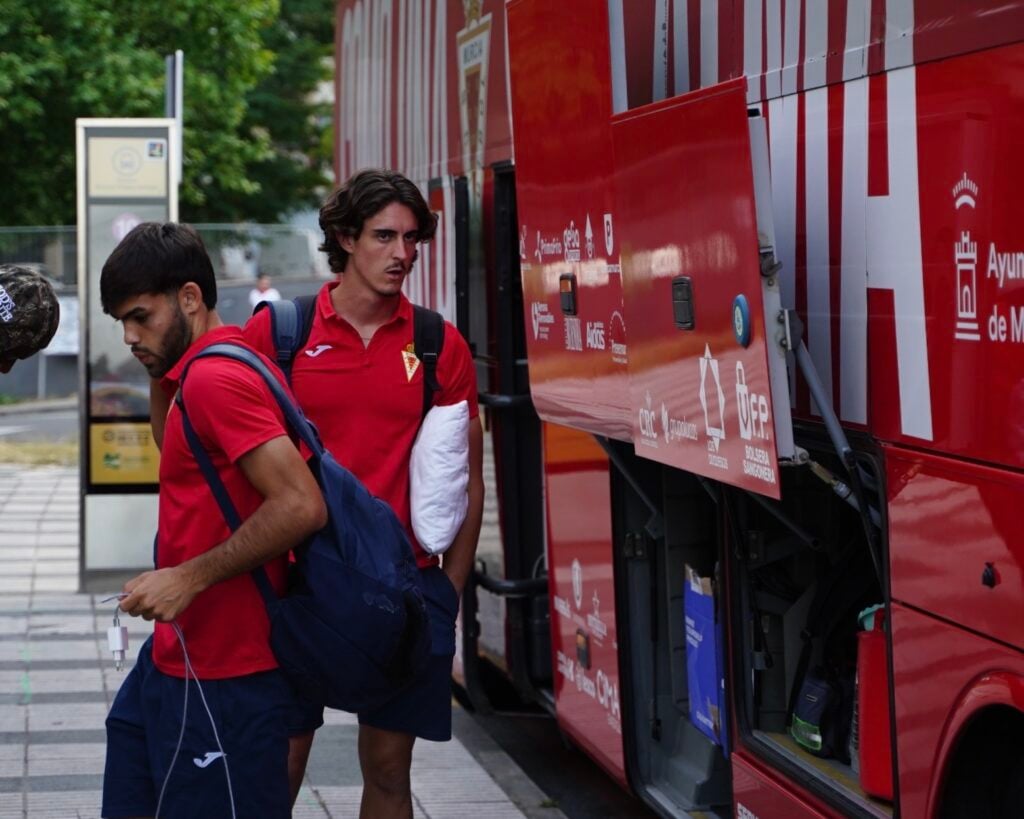 El Real Murcia Imperial ya está en Pamplona para luchar por el ascenso a Segunda RFEF