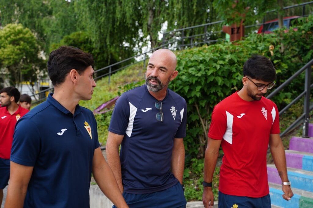 Paseo y activación del Imperial por Pamplona antes de la gran final por el ascenso