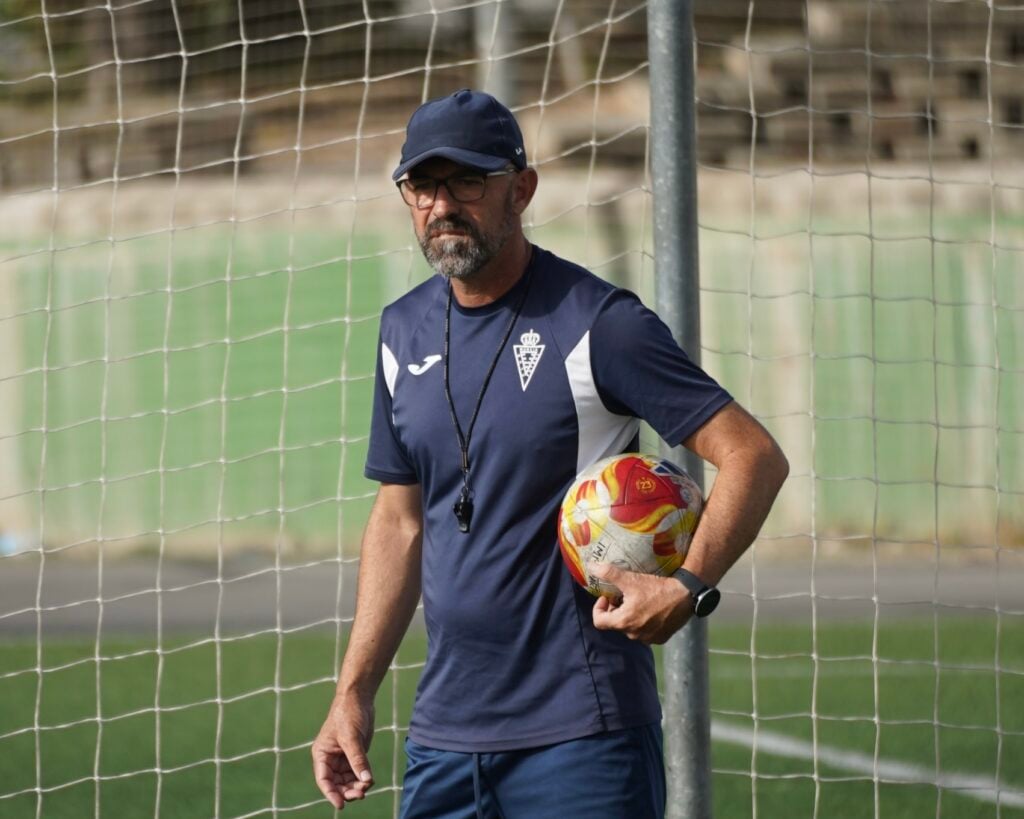 Larrosa: “Estoy convencido de que la afición nos va a dar alas para que nos traigamos el tan ansiado ascenso después de casi 20 años”.