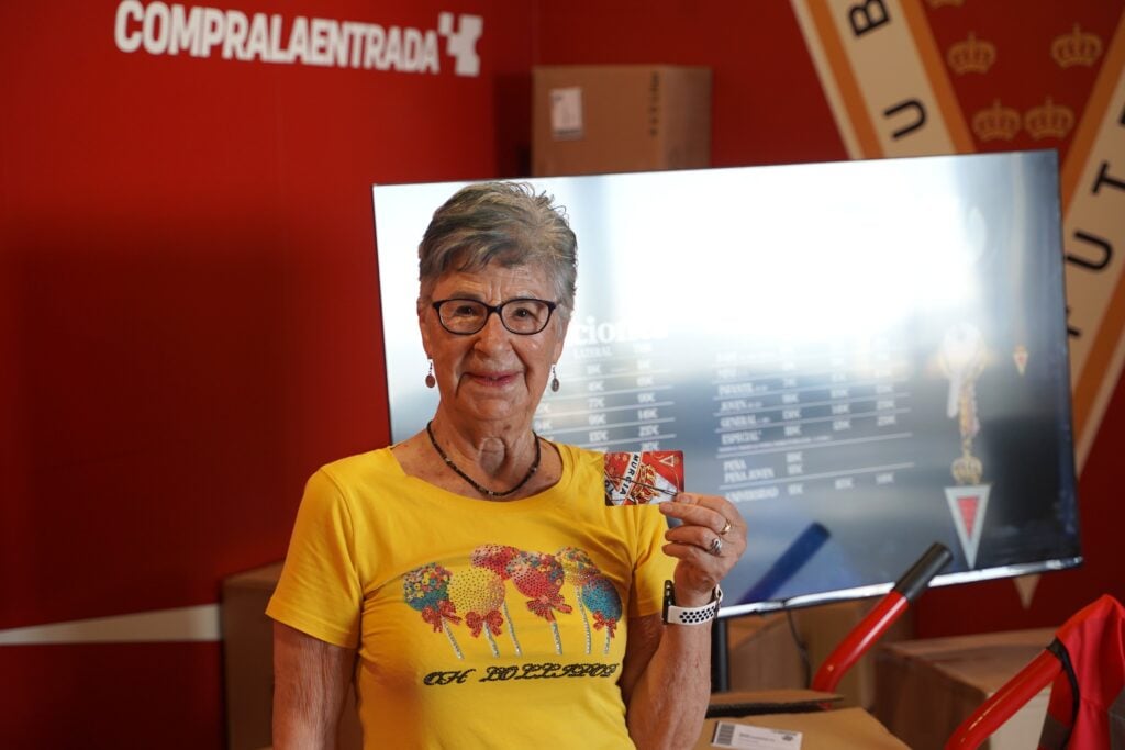 Dolores Martínez, mujer abonada más antigua del club, renueva su fidelidad al Real Murcia y ya tiene su carnet para la temporada 2026/27