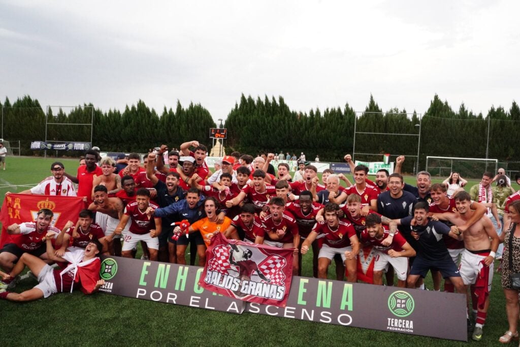 La fiesta se trasladó al césped: afición y jugadores celebran un ascenso histórico del Imperial