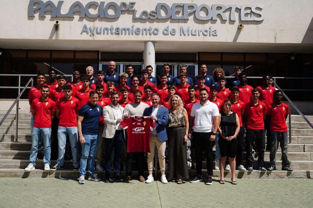 El Ayuntamiento de Murcia recibe al Real Murcia Imperial por su ascenso a Segunda Federación