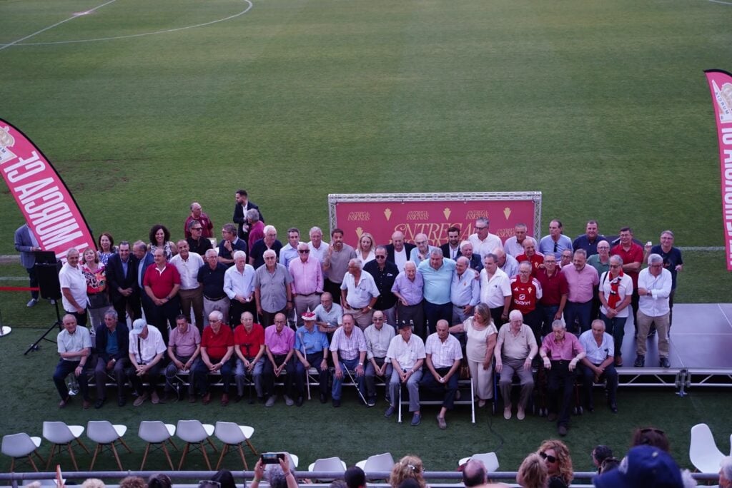 El Real Murcia rinde homenaje a la fidelidad grana con la entrega de las Insignias de Oro