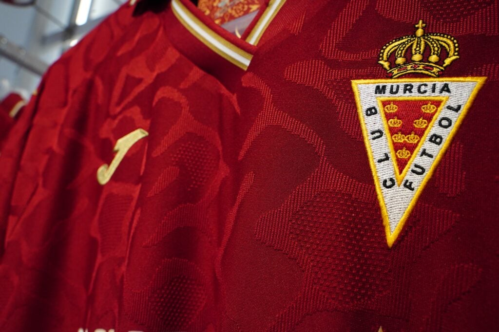 Pack exclusivo de equipaciones para abonados 2026/27 ¡Abónate y ahorra 45€ en nuestras camisetas oficiales!