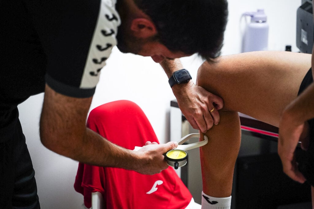 La primera plantilla completa las últimas revisiones médicas antes del inicio de los entrenamientos