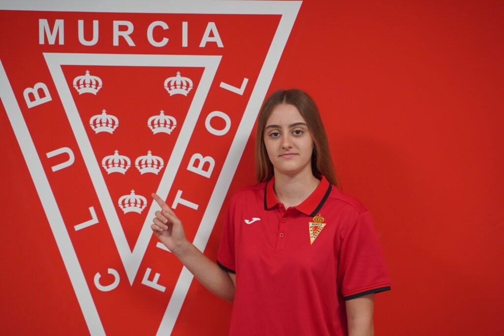 Carmen Revuelta seguirá defendiendo la camiseta grana