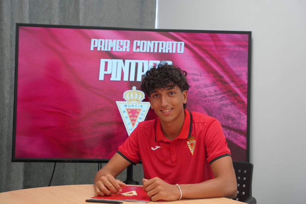 Antonio José Díaz Pintado firma su primer contrato profesional con el Real Murcia