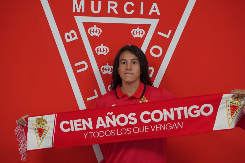 Sofía Gil continuará defendiendo la camiseta del Real Murcia Femenino