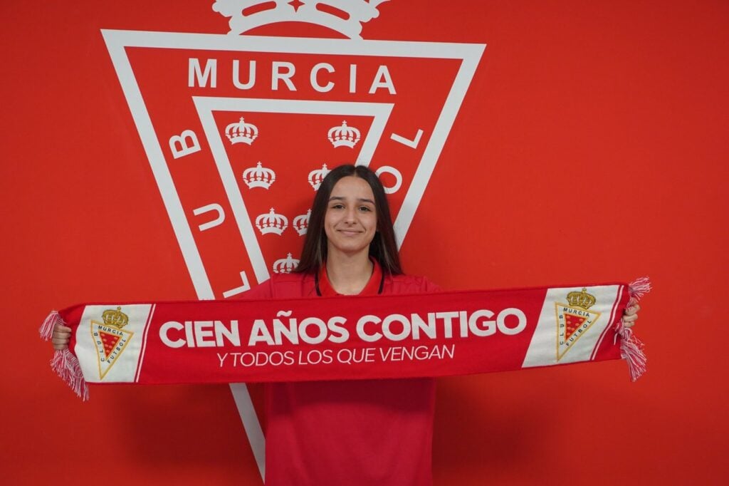 Sofía Gil continuará defendiendo la camiseta del Real Murcia Femenino