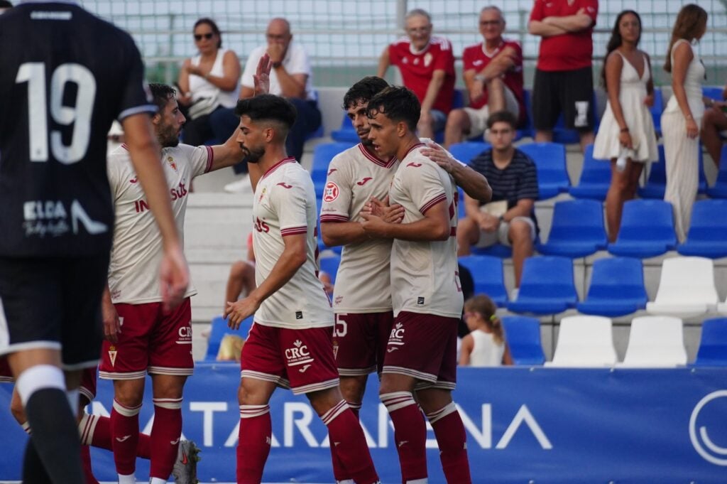 El Real Murcia logra el primer triunfo de la pretemporada ante un rival de superior categoría como el Eldense (2-1)