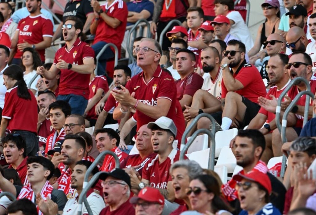 Más de 13.000 murcianistas acompañaron al Real Murcia en el Enrique Roca