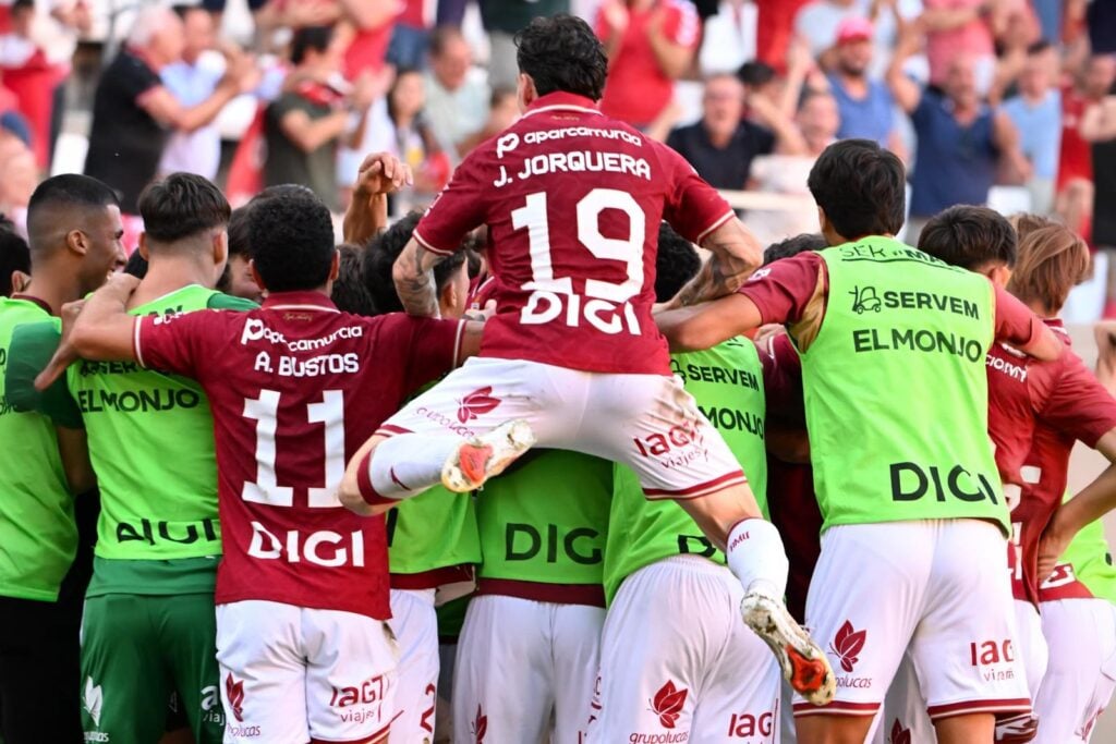 El Real Murcia logra otra remontada épica en los minutos finales ante el Europa (2-1)