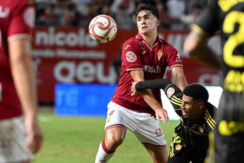 El Real Murcia suma un punto ante el Zaragoza en un choque muy igualado (0-0)