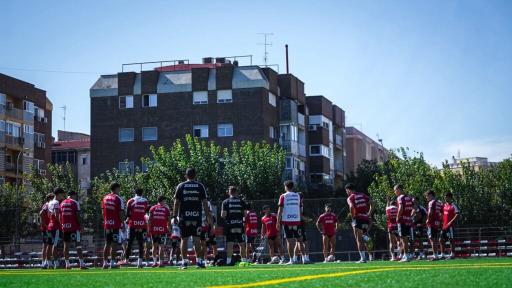 El Real Murcia comienza la semana de trabajo en el Municipal José Barnés