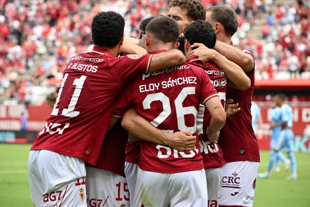 El Real Murcia continúa con la buena dinámica como local y derrota al Nástic (2-0)