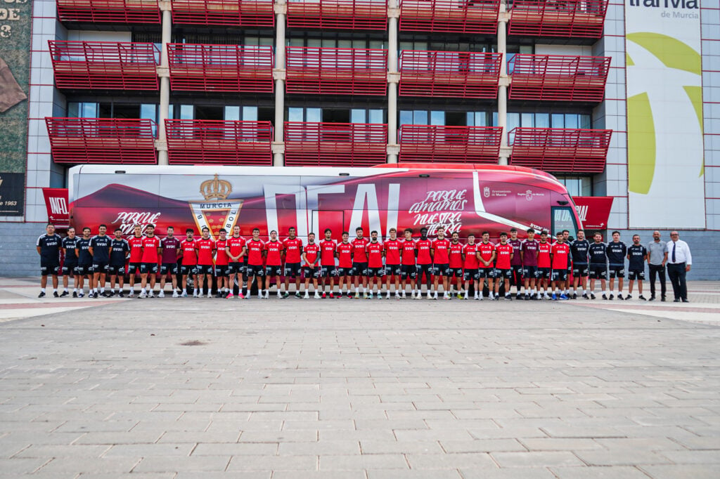 El Real Murcia estrena nuevo autocar oficial de la mano de Autocares Mellizo